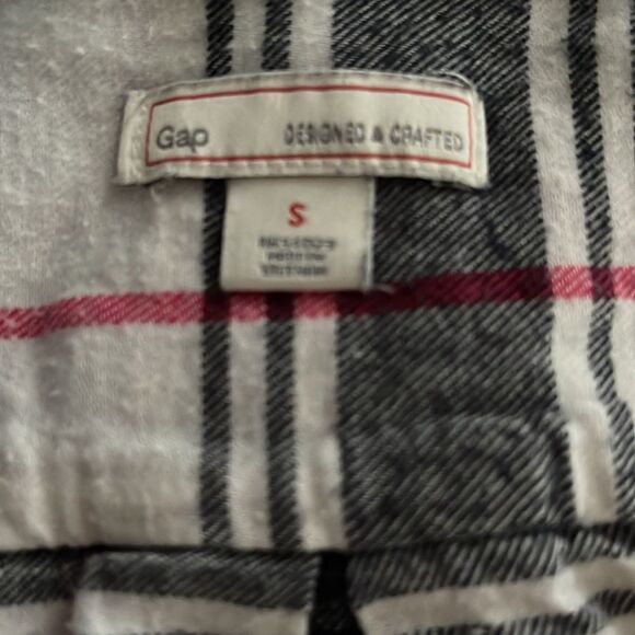 GAP black/white/red plaid flannel button down shirt. Small. - Picture 6 of 6